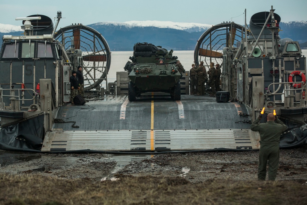 Trident Juncture 2018: 24th MEU AAVs, LAVs arrive in Norway