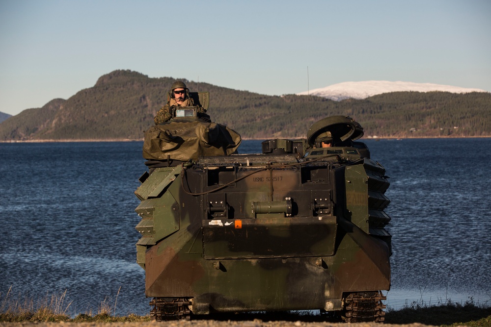 Combat power ashore: 24th MEU AAVs, LAVs arrive in Norway