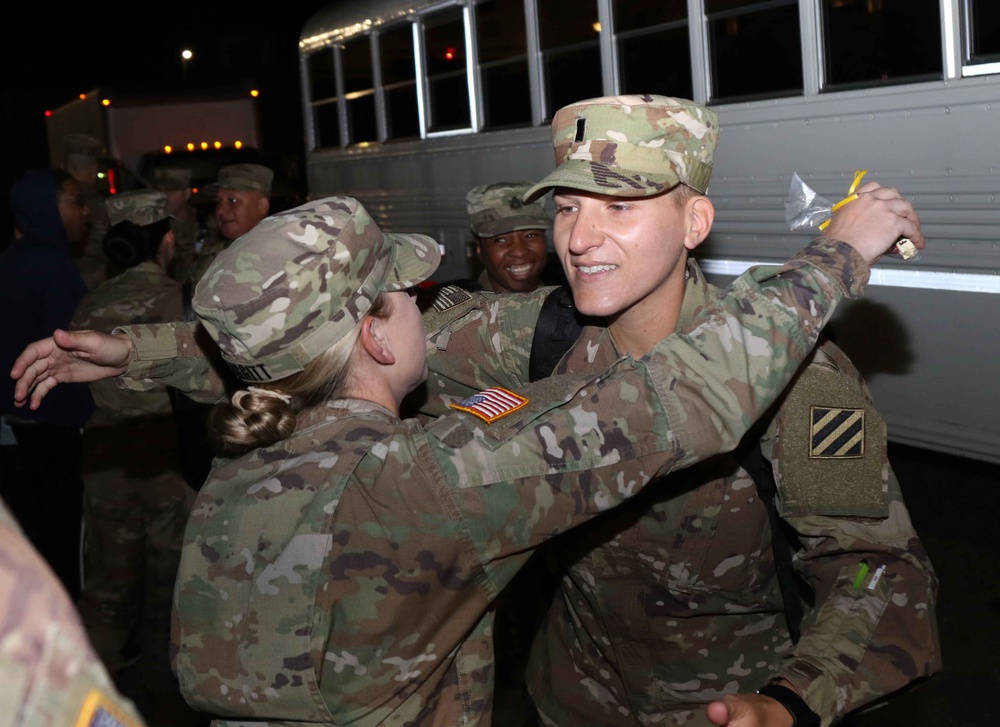 Finance Soldiers Deploy to Kuwait
