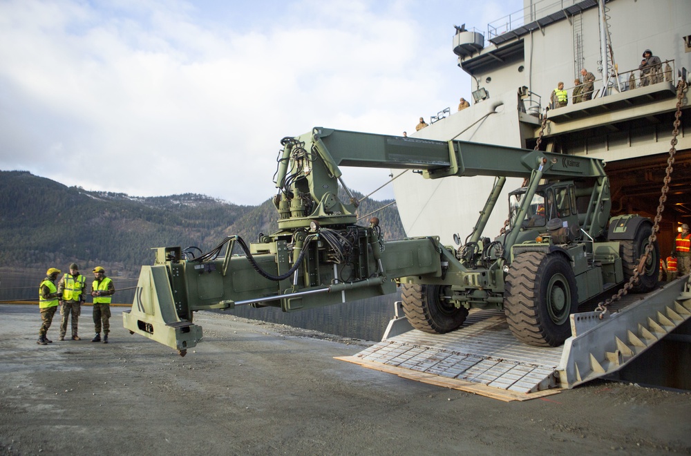 SS Wright (T-AVB-3) arrives in Norway during Trident Juncture 18