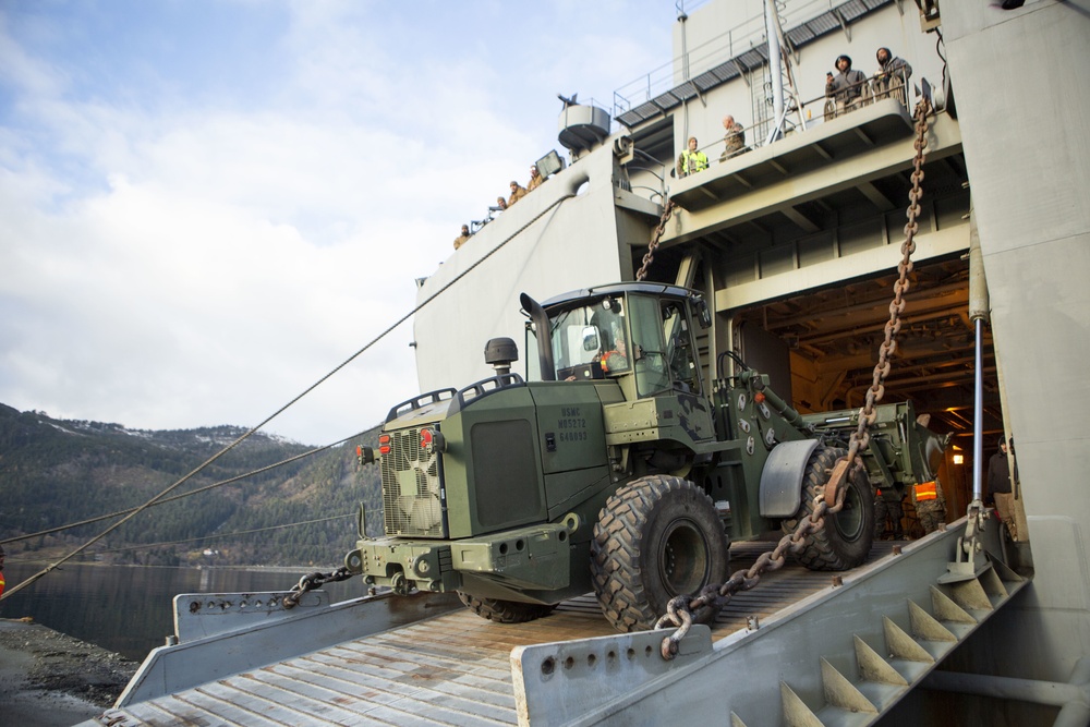 SS Wright (T-AVB-3) arrives in Norway during Trident Juncture 18