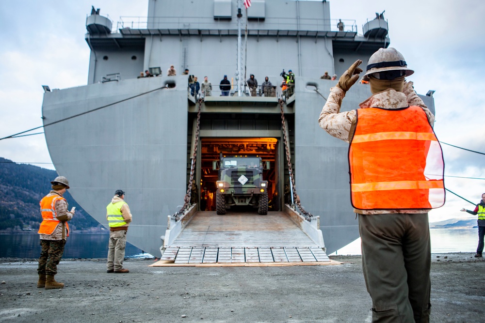 SS Wright (T-AVB-3) arrives in Norway during Trident Juncture 18