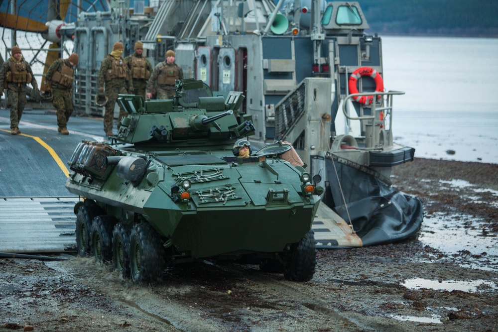 U.S. Marines with 24th Marine Expeditionary Unit, conduct amphibious landing