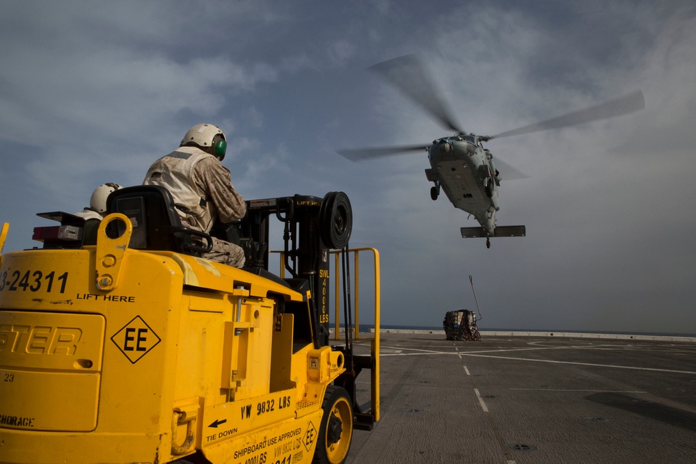 DVIDS - Images - Vertical Replenishment aboard USS Anchorage [Image 5 of 5]