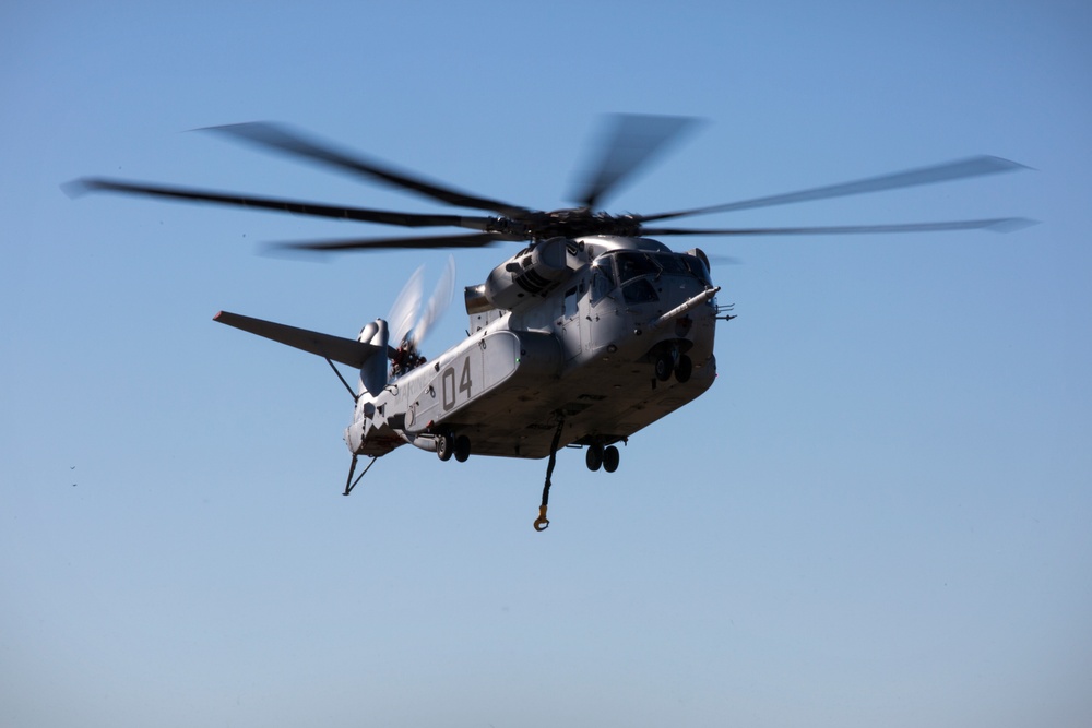 CH-53K King Stallion Lifts JLTV