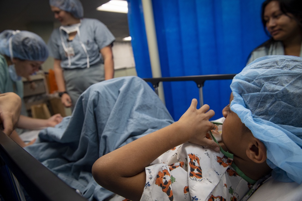 USNS Comfort Personnel Preform Surgery on Patients