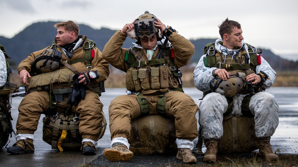 VMGR-252 Conducts HALO Jump Operations With Recon During Trident Juncture 18