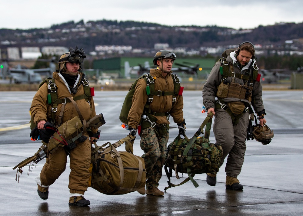 VMGR-252 Conducts HALO Jump Operations With Recon During Trident Juncture 18