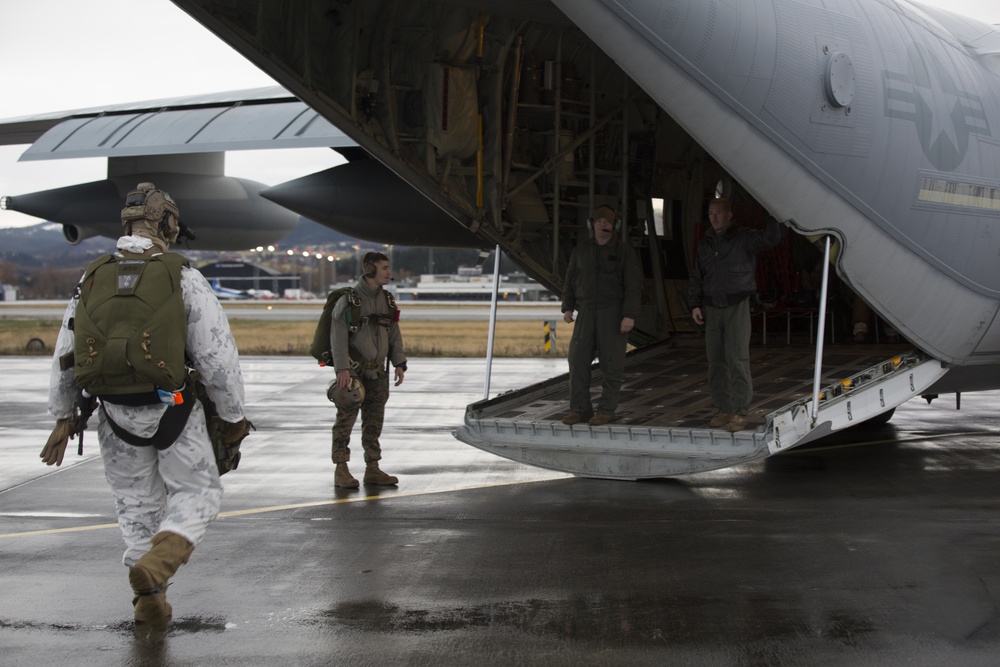 Force Recon Marines Prepare For An Air Op