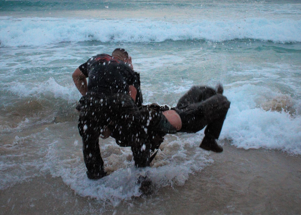 Amphibious warriors conduct shallow-water martial arts training