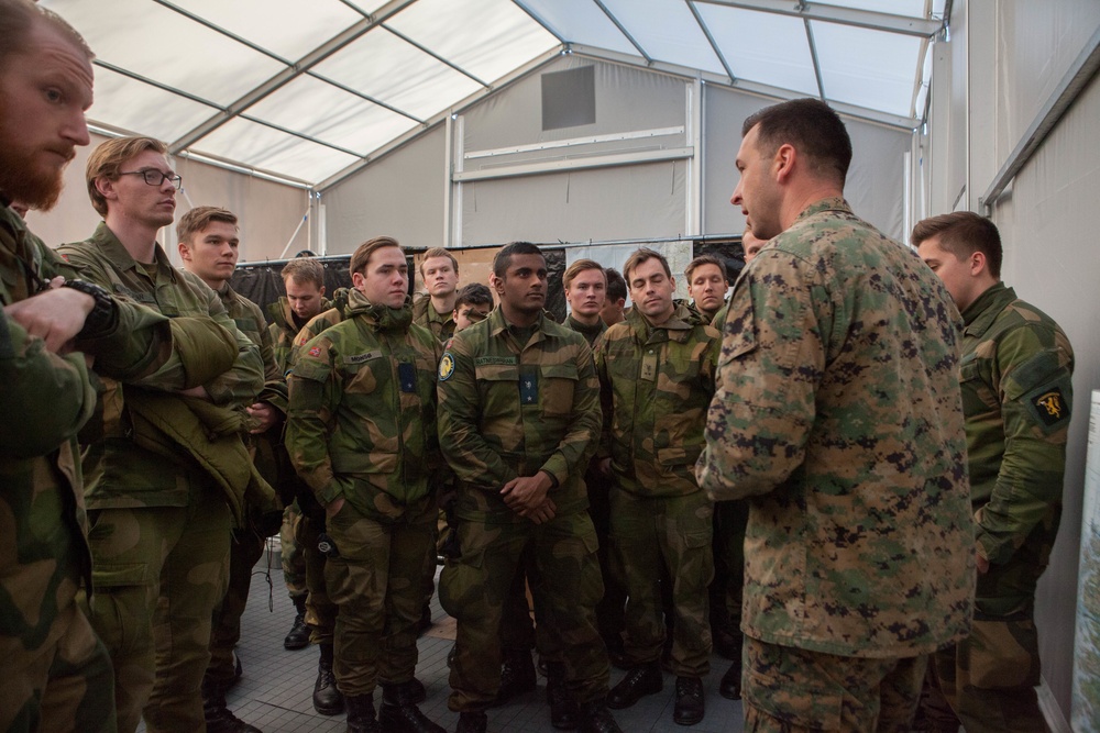 Norwegian Air Force Academy Cadets recieve tour during Trident Juncture 18