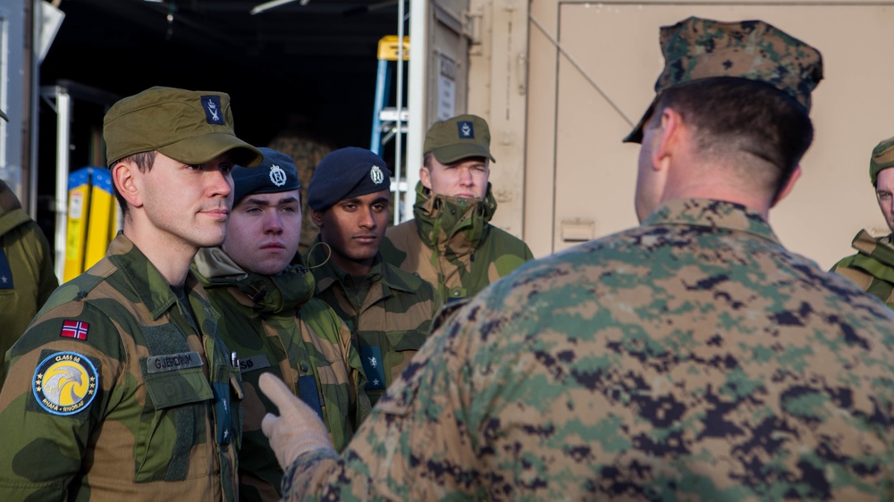 Norwegian Air Force Academy Cadets recieve tour during Trident Juncture 18