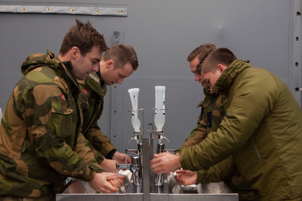 Norwegian Air Force Academy Cadets recieve tour during Trident Juncture 18