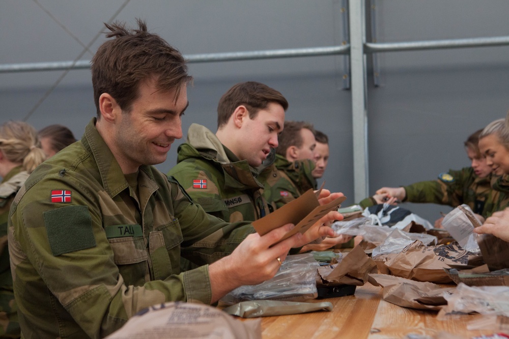 Norwegian Air Force Academy Cadets recieve tour during Trident Juncture 18