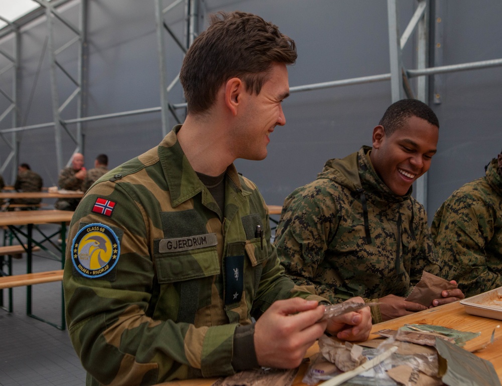 Norwegian Air Force Academy Cadets recieve tour during Trident Juncture 18