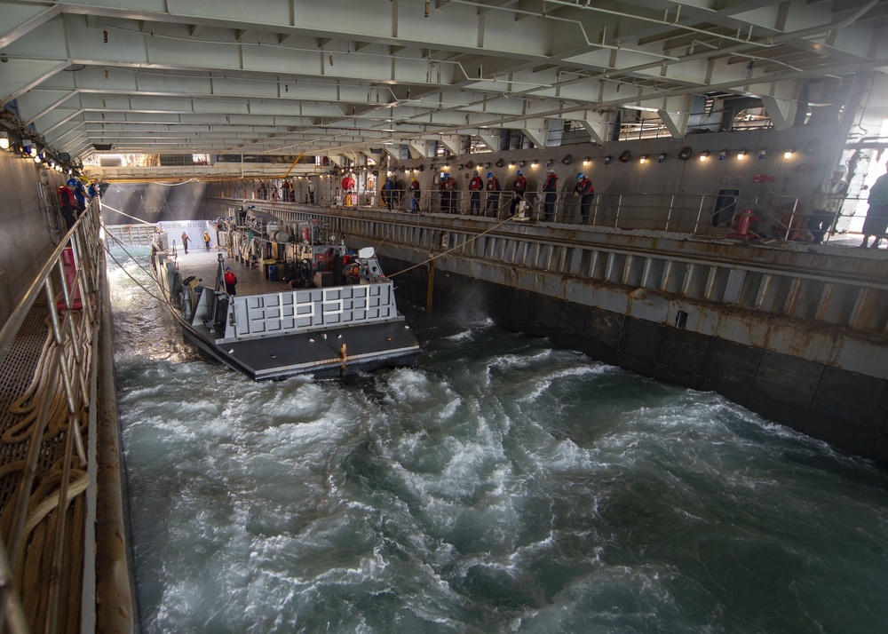 USS Fort McHenry (LSD 43) well deck training