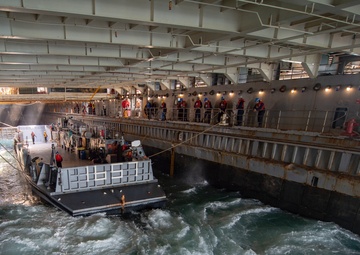USS Fort McHenry (LSD 43) well deck training