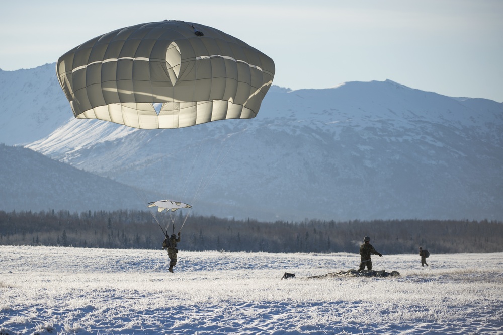 Spartans and Sugar Bears conduct airborne training at JBER