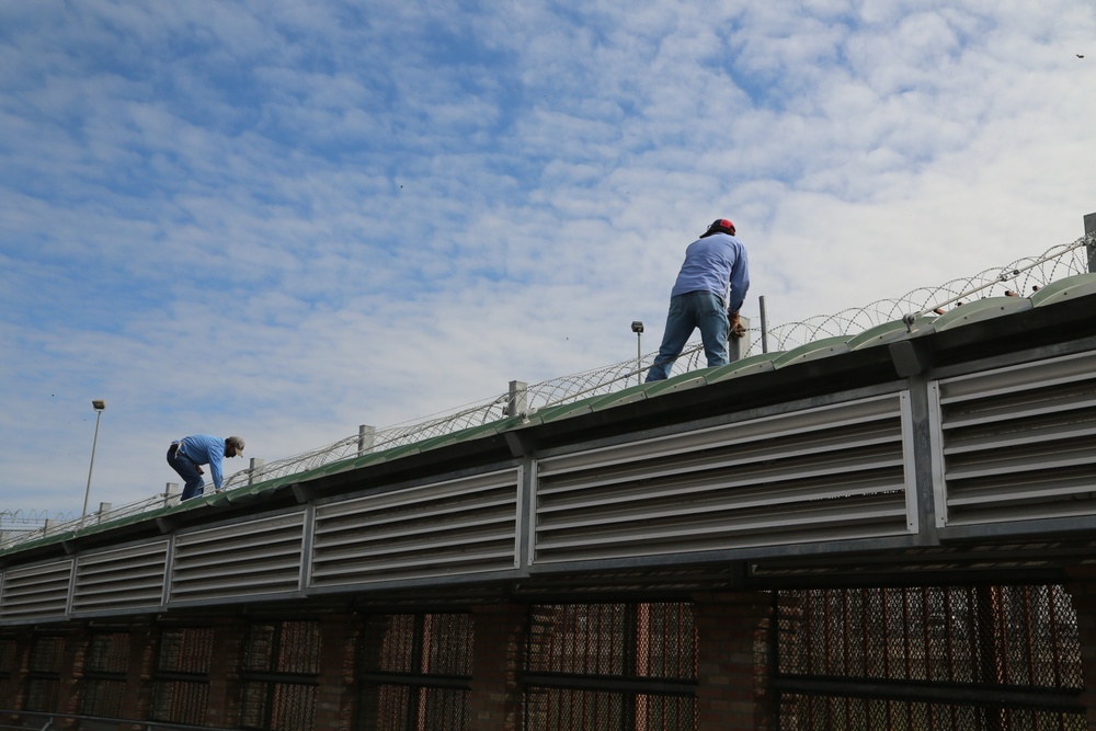 Hidalgo Texas Port of Entry Concertina Wire Deployment