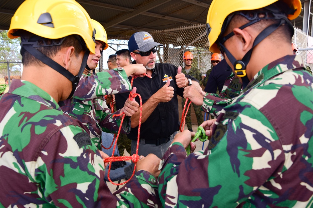 Hawaii Army National Guard Soldiers train beside Indonesian and Philippine disaster response teams