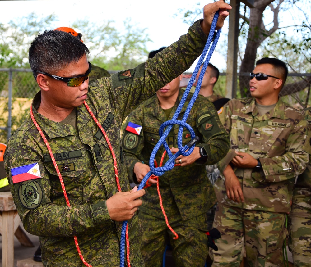 Hawaii Army National Guard Soldiers train beside Indonesian and Philippine disaster response teams