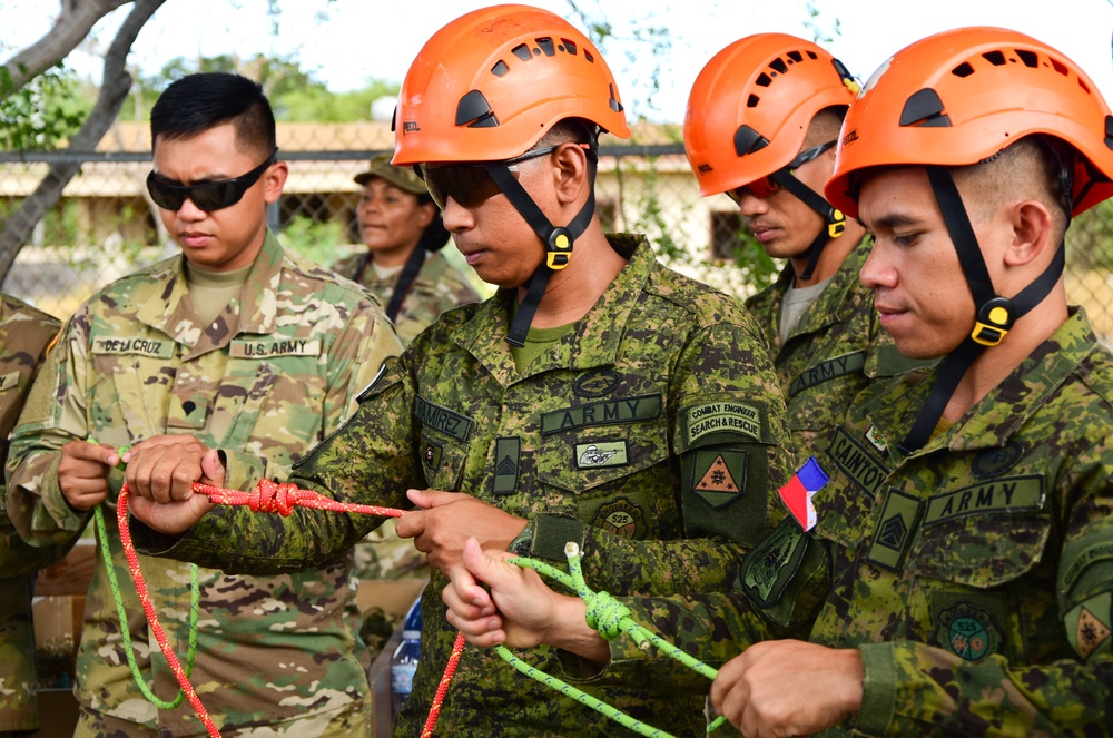 Hawaii Army National Guard Soldiers train beside Indonesian and Philippine disaster response teams