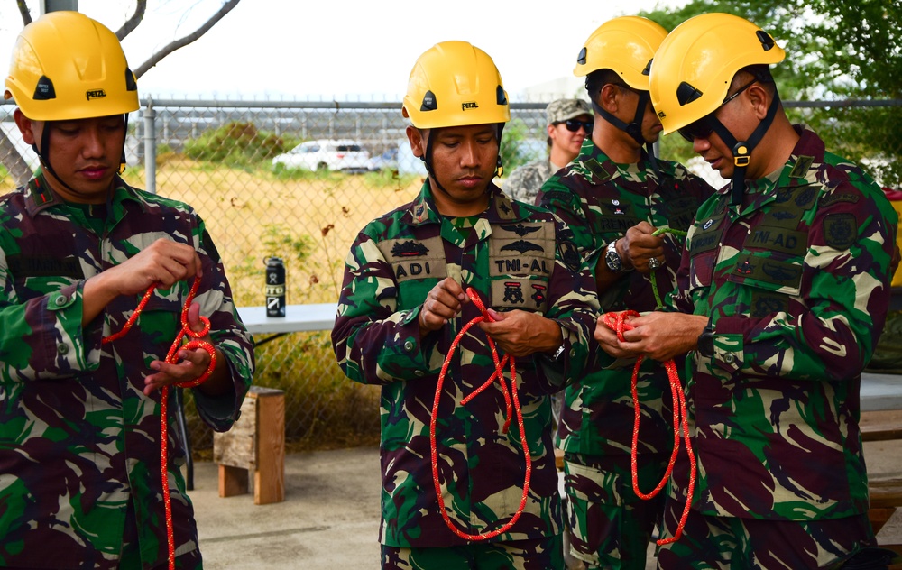 Hawaii Army National Guard Soldiers train beside Indonesian and Philippine disaster response teams