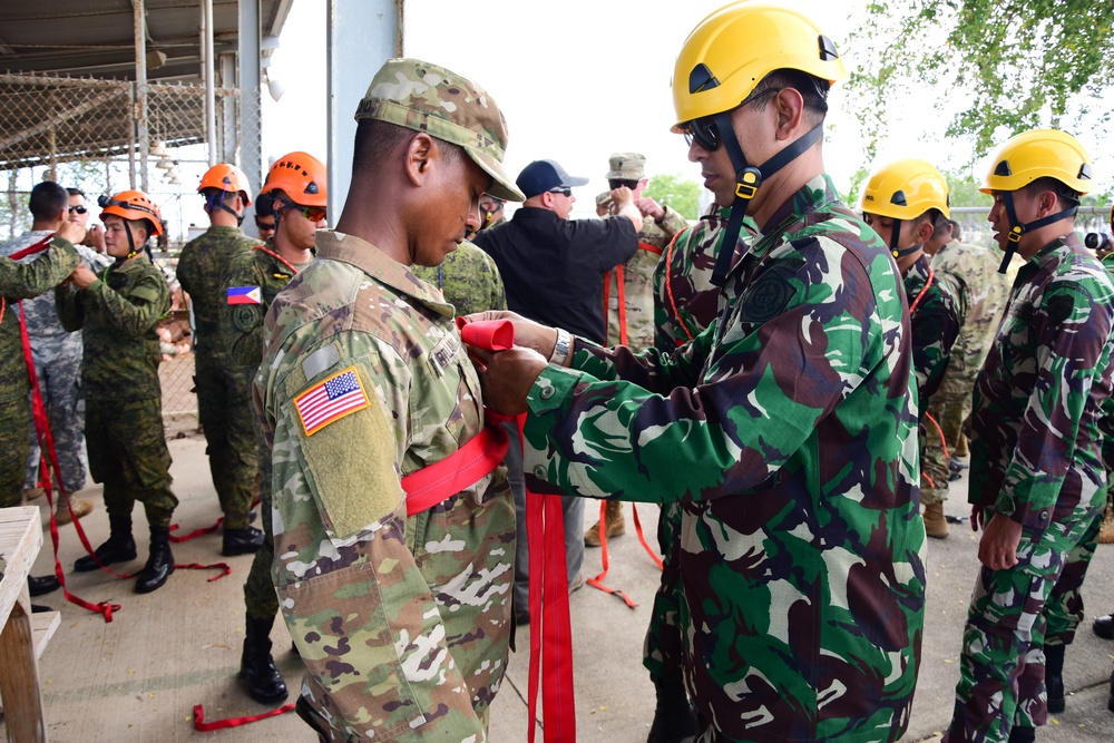 Hawaii Army National Guard Soldiers train beside Indonesian and Philippine disaster response teams