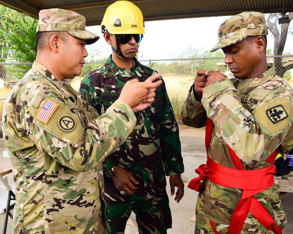 Hawaii Army National Guard Soldiers train beside Indonesian and Philippine disaster response teams