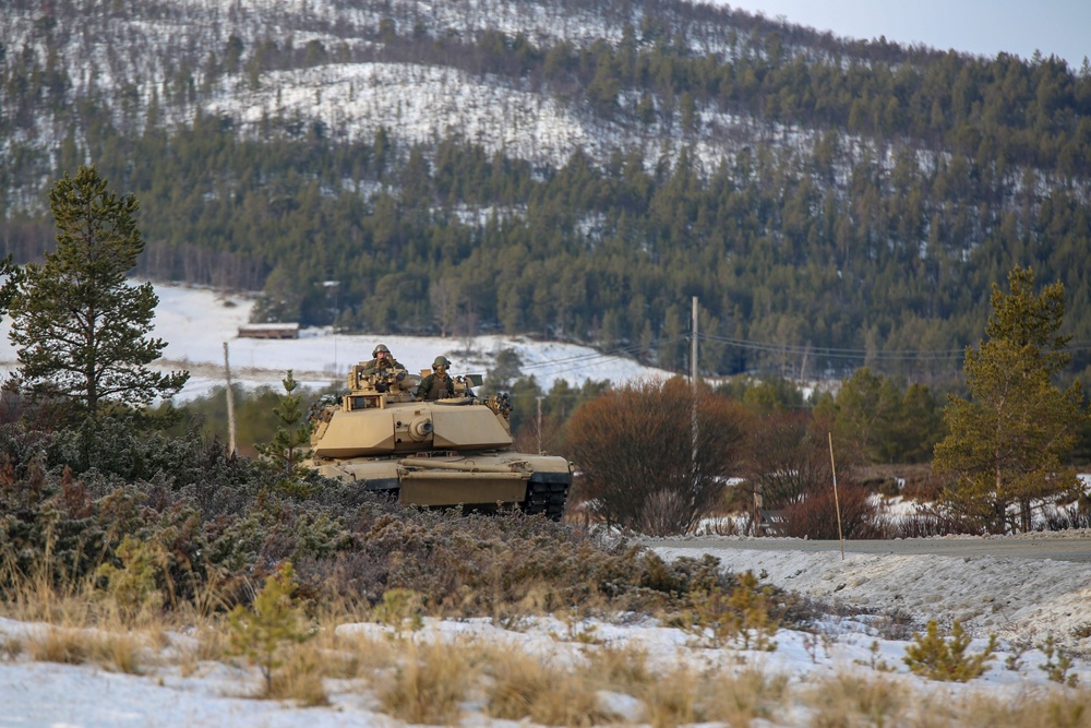 Trident Juncture 18 - U.S. Marines advance on Folldal