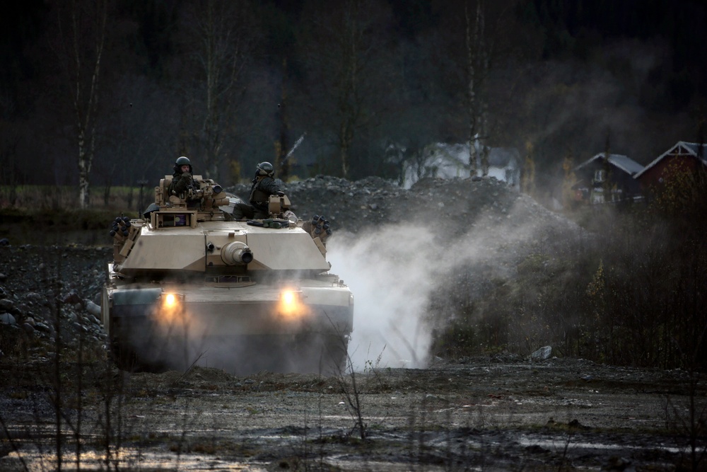 Abrams tanks roll down Norwegian streets