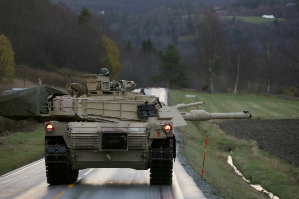 Abrams tanks roll down Norwegian streets