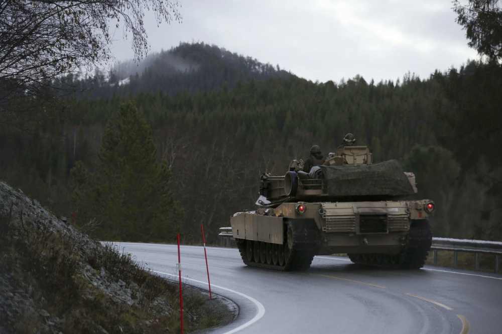 Abrams tanks roll down Norwegian streets