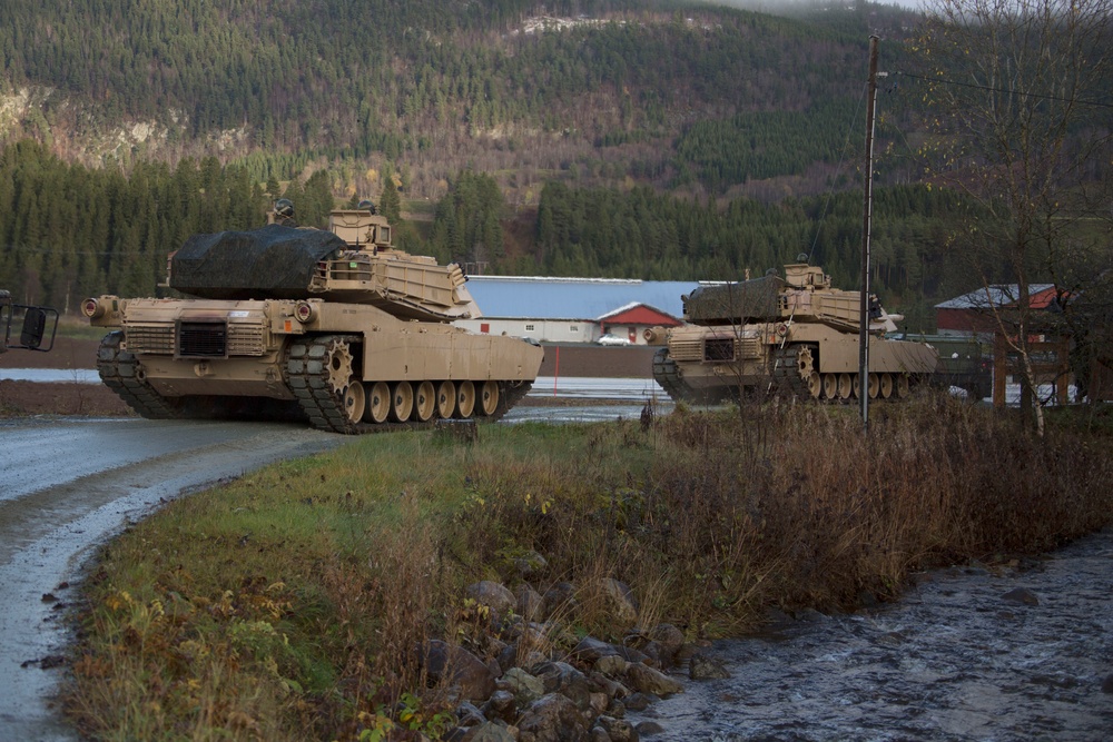 Abrams tanks roll down Norwegian streets