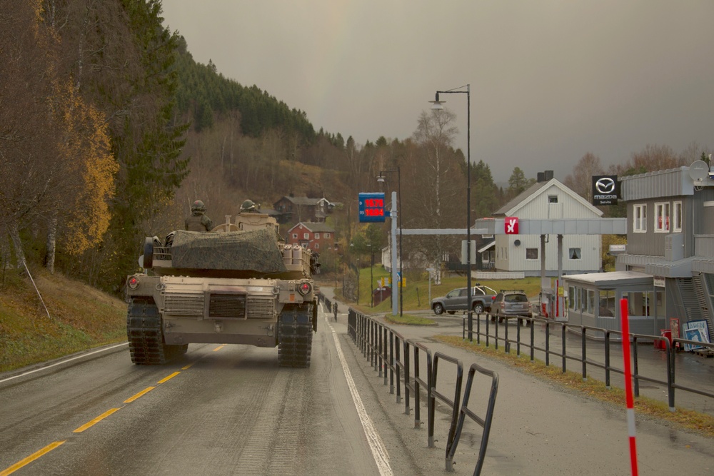 Abrams tanks roll down Norwegian streets