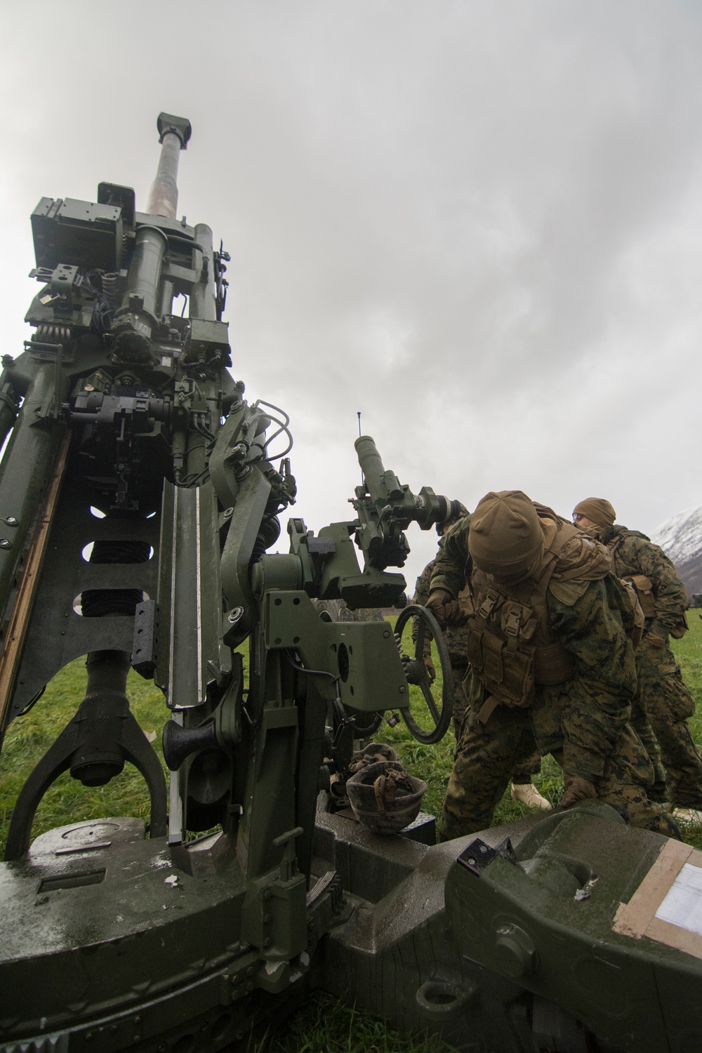 Echo Battery sets up a M777A2 Light Weight Towed Howitzer during Trident Juncture 18