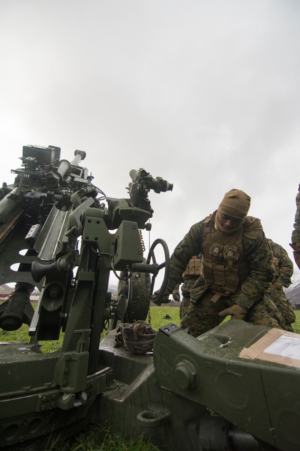 Echo Battery sets up a M777A2 Light Weight Towed Howitzer during Trident Juncture 18