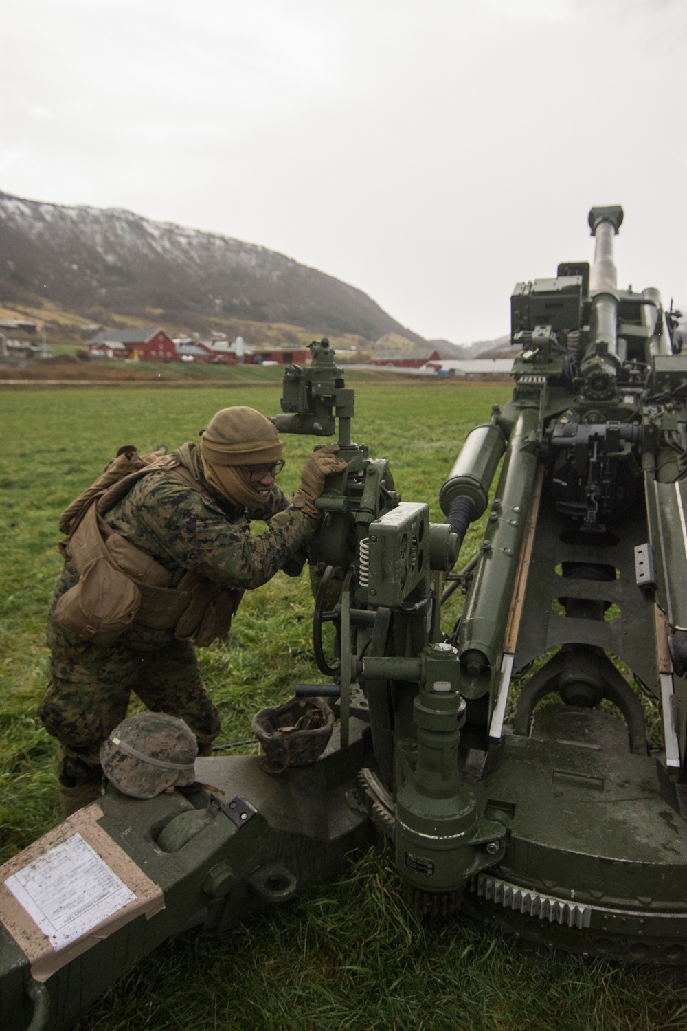 Echo Battery sets up a M777A2 Light Weight Towed Howitzer during Trident Juncture 18