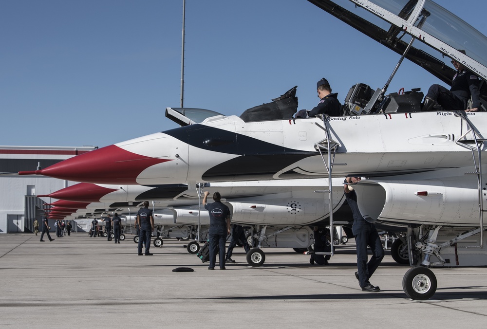 USAFADS &quot;Thunderbirds&quot; return to Nellis