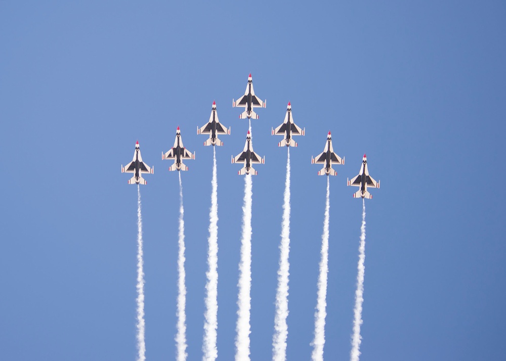 USAFADS &quot;Thunderbirds&quot; return to Nellis