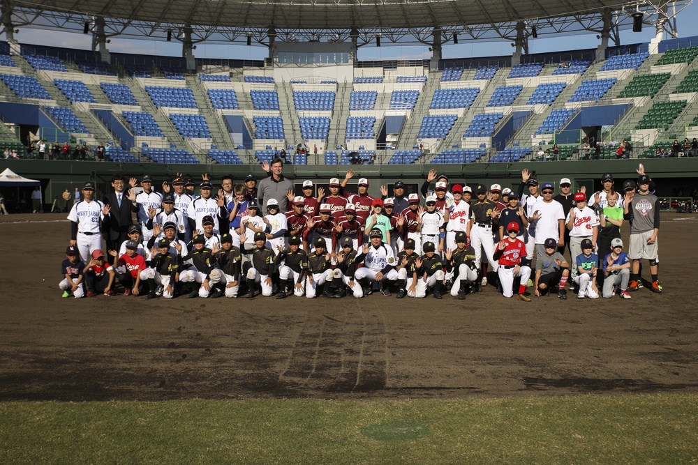 Randy Johnson visits Iwakuni during Kizuna Stadium 2nd anniversary