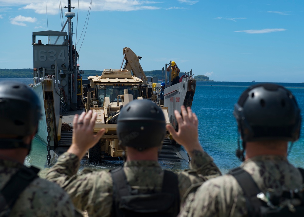 USS Ashland, Naval Beach Unit 7 and Guam Army National Guard work together in support of Super Typhoon Yutu relief.
