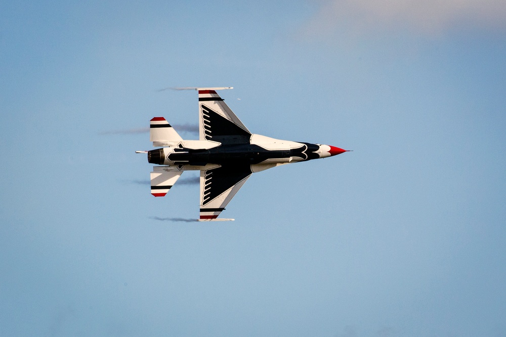 Thunderbirds demonstrate capabilities at air show