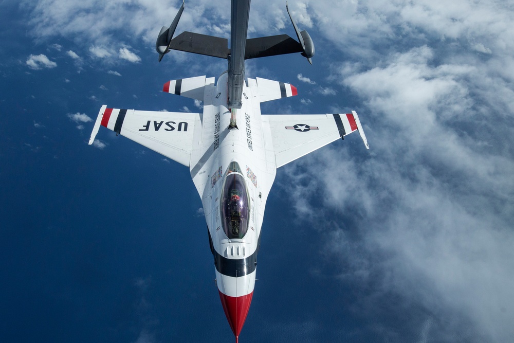 Reserve Citizen Airmen refuel Thunderbirds