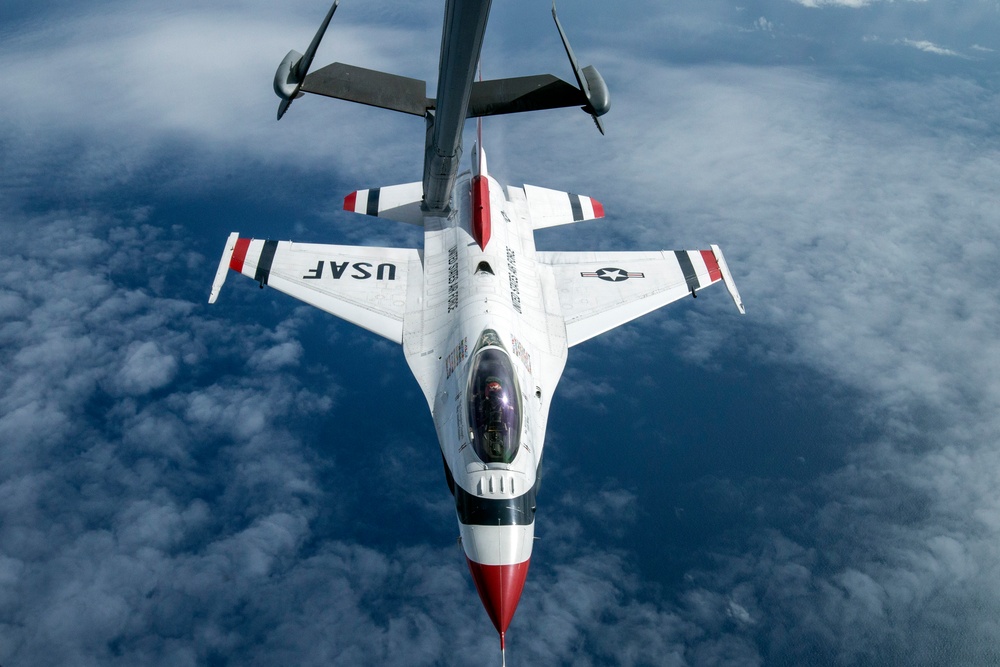Reserve Citizen Airmen refuel Thunderbirds