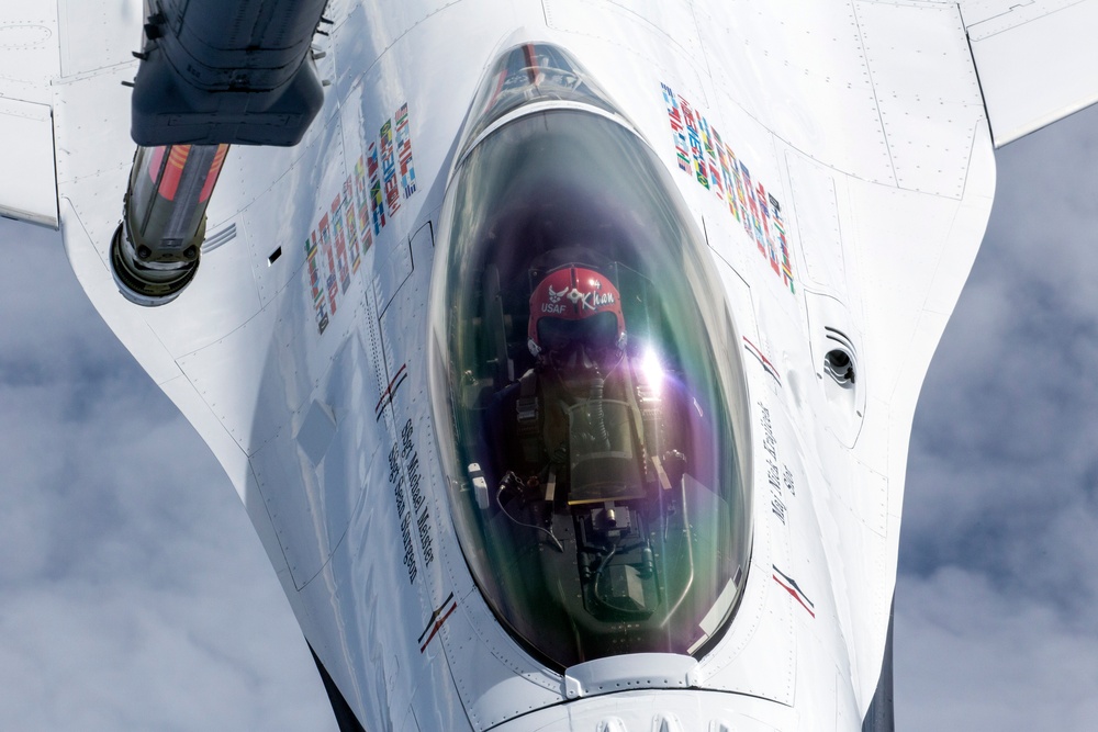 Reserve Citizen Airmen refuel Thunderbirds