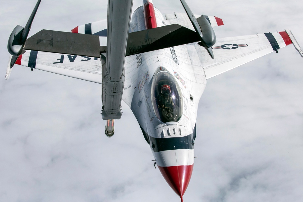 Reserve Citizen Airmen refuel Thunderbirds