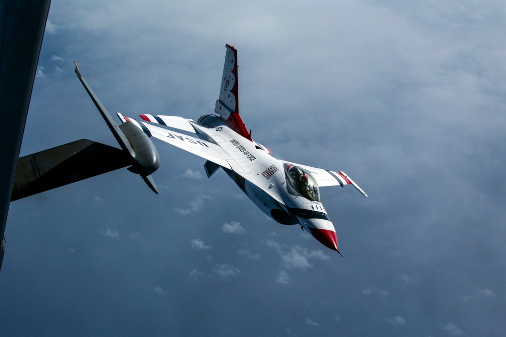 Reserve Citizen Airmen refuel Thunderbirds