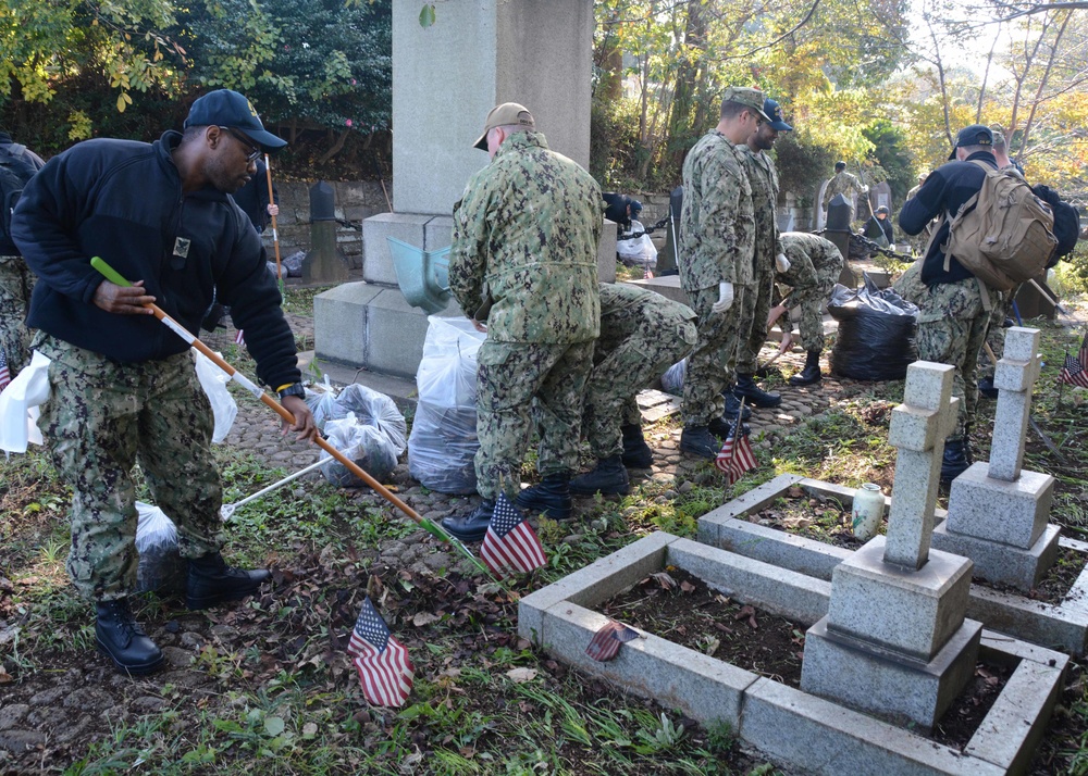 111 Yokosuka Sailors Participate in Cemetery Cleanup to Honor Veterans