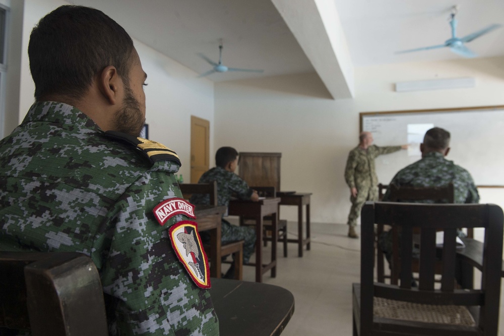 Navy Divers from MDSU1 train with Bangladesh Navy Divers